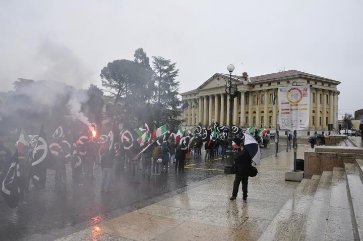 Università: Blocco studentesco in piazza a Verona, cariche della polizia ma la manifestazione è proseguita