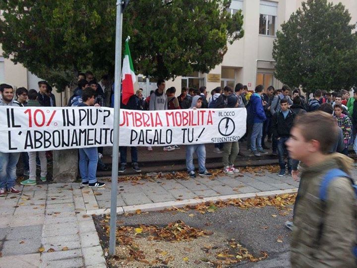 Foligno: Sit-in del Blocco Studentesco contro aumenti Umbria Mobilità al “Da Vinci”