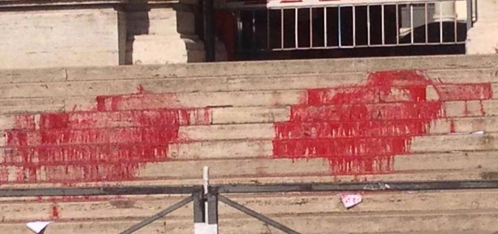 Blocco Studentesco: Roma, vernice rossa su Ministero Istruzione contro spending review e tagli alle scuole