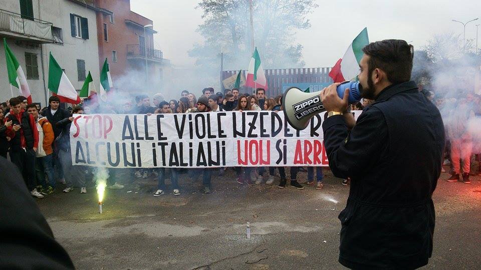 «Stop alle violenze dei rom», oltre 500 studenti protestano fuori il Domizia Lucilla di Roma