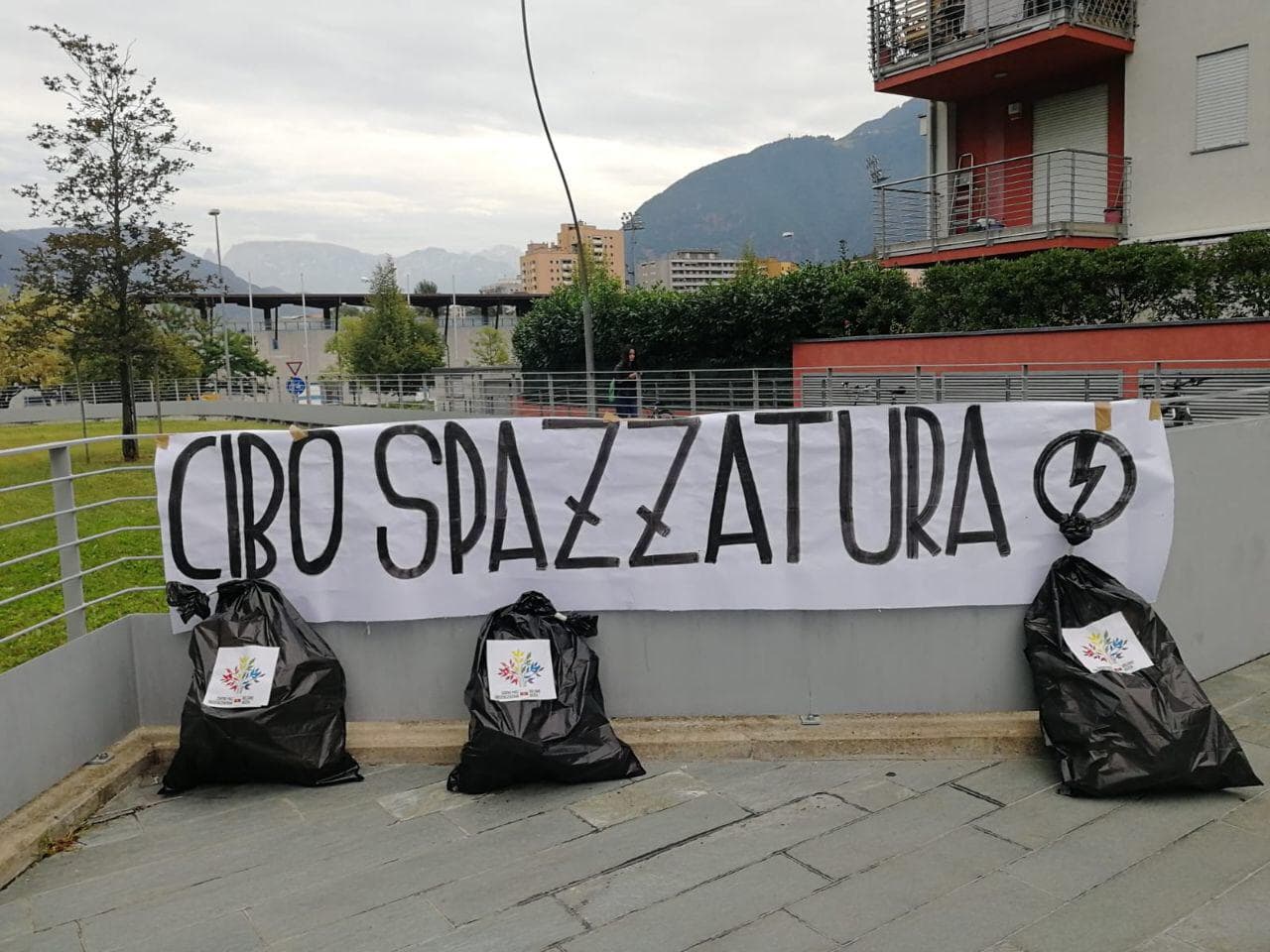 blocco studentesco bolzano contro cibo spazzatura indottrinamento scuole