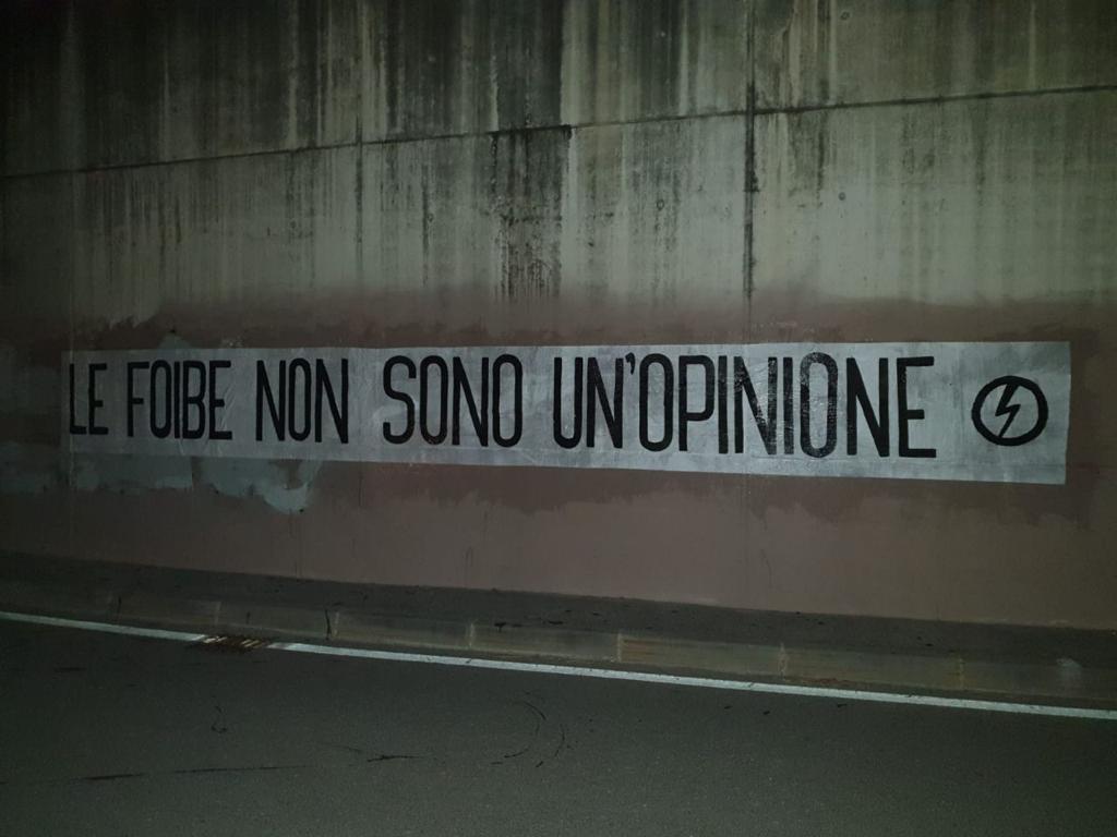 Blocco Studentesco Bolzano: striscione contro ANPI e negazionisti delle Foibe